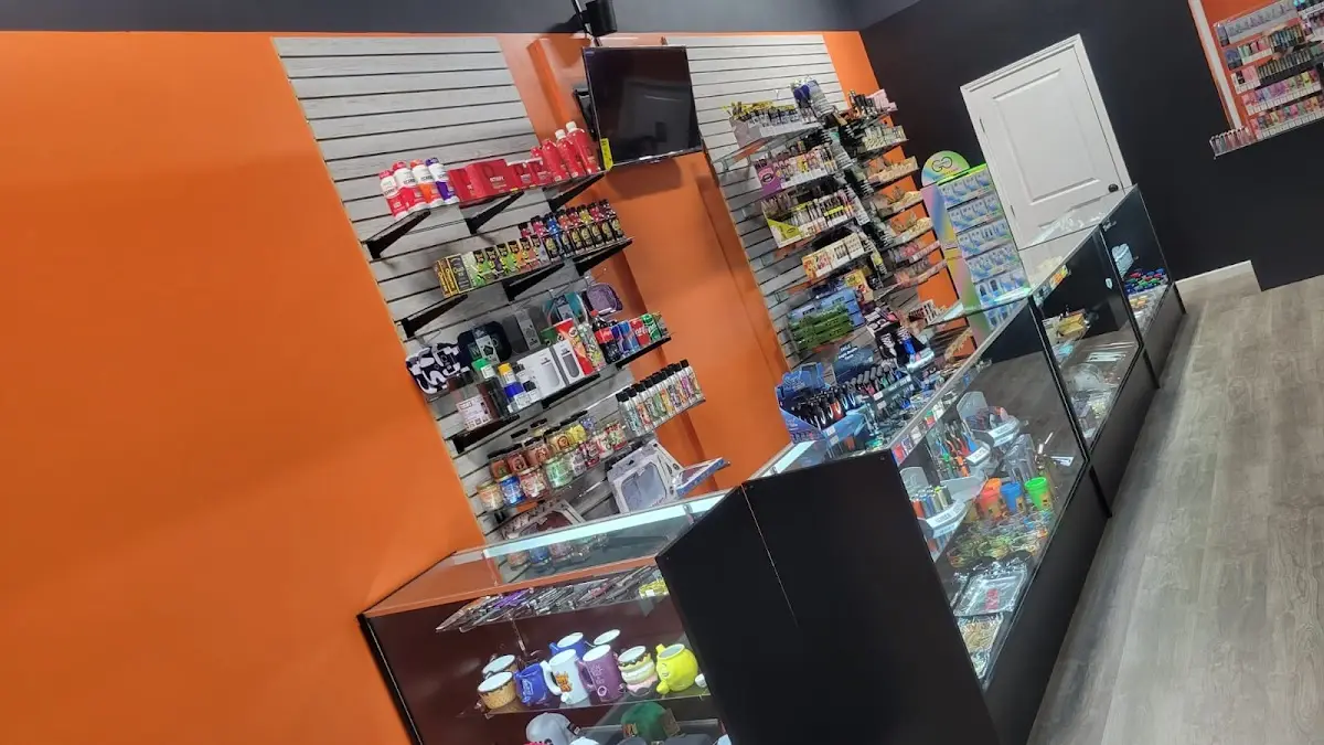 Photo of the storefront of Vape Cave Smoke & Stuff, a top Vuse Pods retailer in Arlington